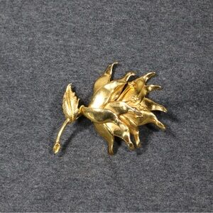 gorgeous vintage costume jewelry rogers tm large gold tone flower brooch